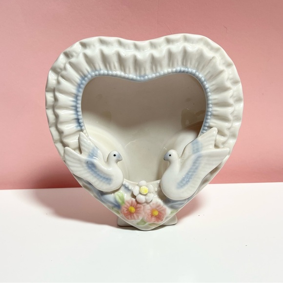Vintage retro pastel bird dive heart shaped picture frame - Picture 1 of 3